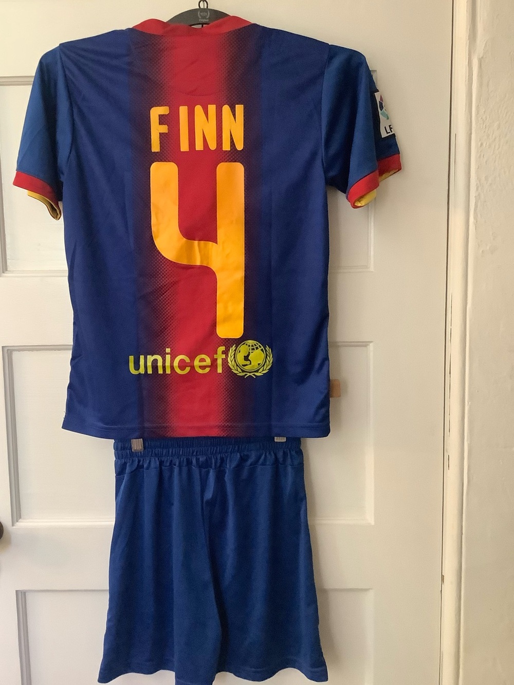 Kids “Finn” FCB Futbol Club Barcelona Jersey & shorts “Finn 4” on verso Sz small